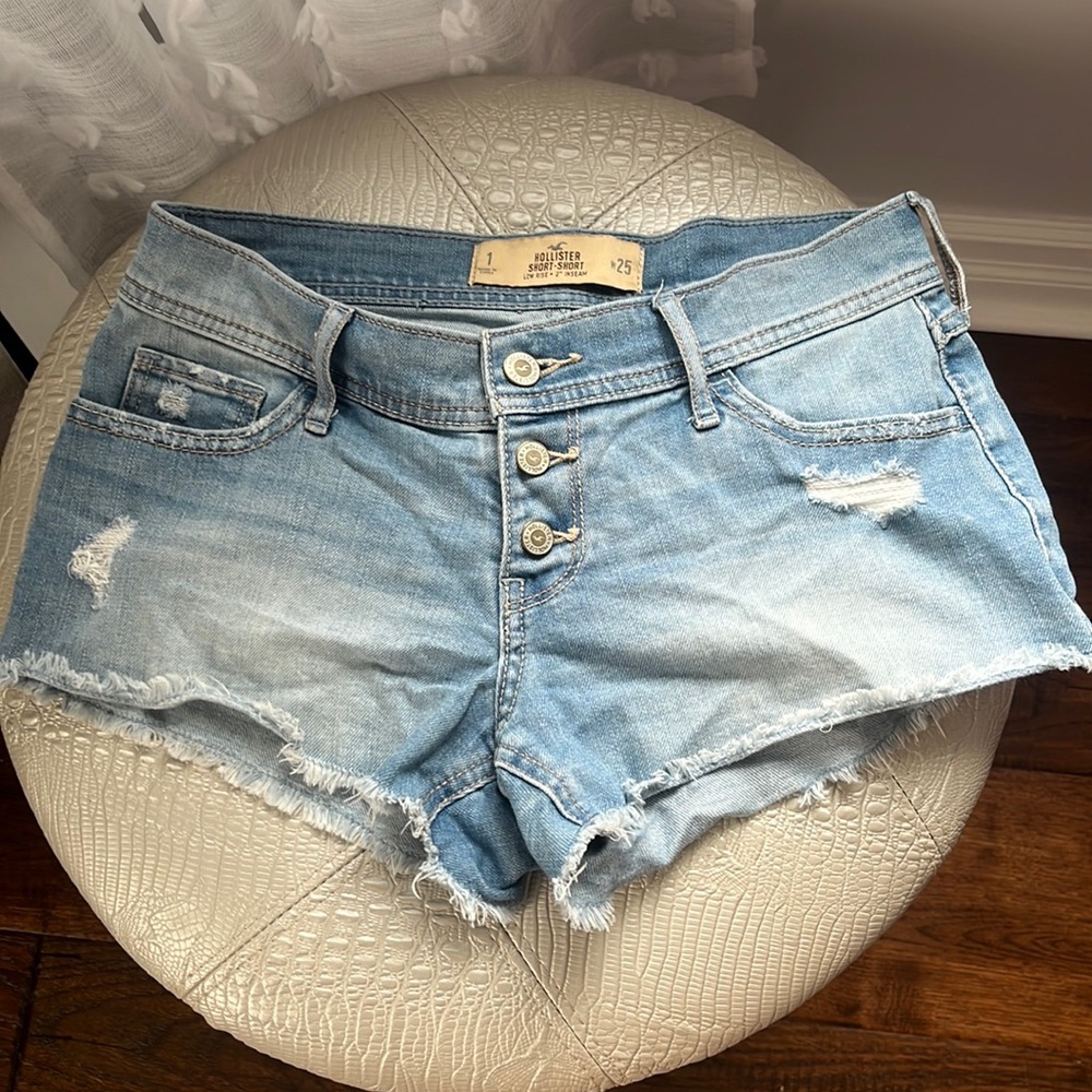 Hollister low rise short short light wash Jean shorts! size 1
